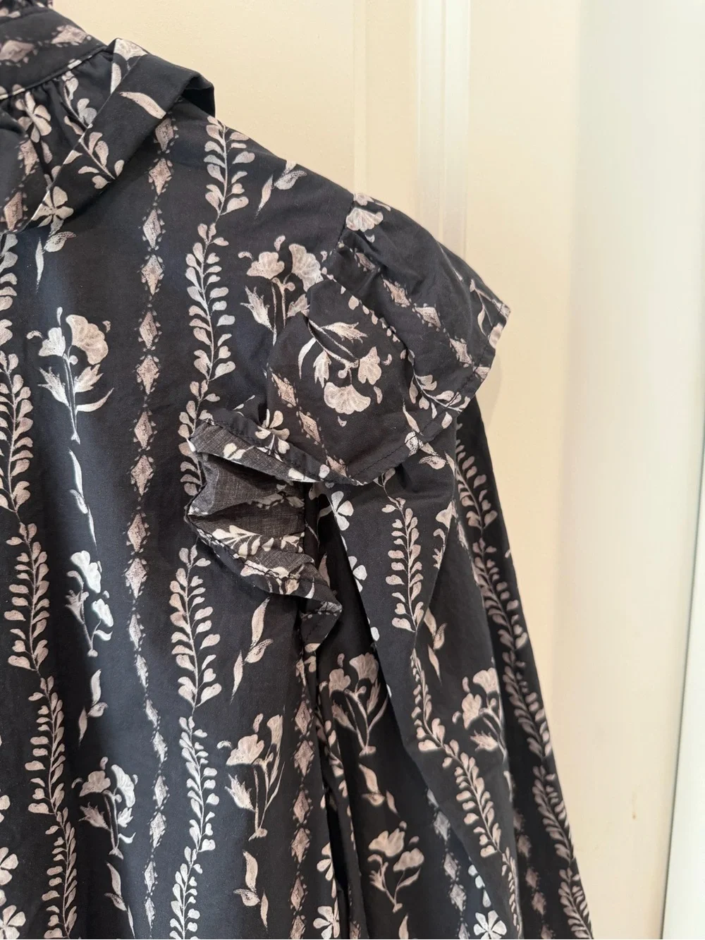 Entro Floral Ruffle Blouse Size Medium - Picture 13 of 16